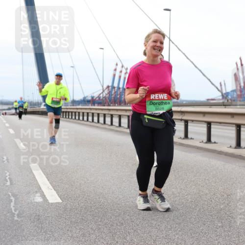 03.10.2025 - Köhlbrandbrückenlauf Lena Gebhardt http://msf.ph/oto/9132588 03.10.2025 16:12:05 Position 2 8628 meine-sportfotos.de