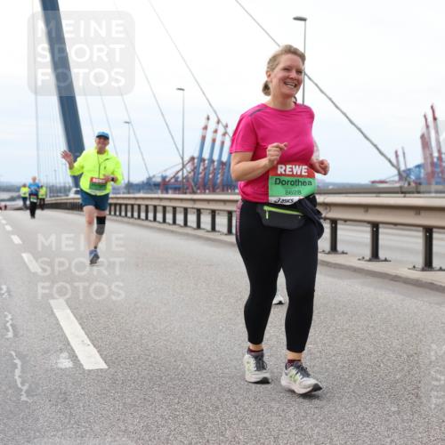 03.10.2025 - Köhlbrandbrückenlauf Lena Gebhardt http://msf.ph/oto/9132592 03.10.2025 16:12:06 Position 2 8628 meine-sportfotos.de