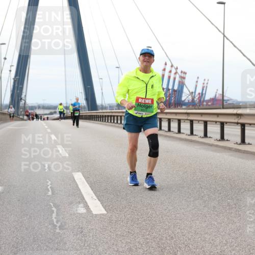 03.10.2025 - Köhlbrandbrückenlauf Lena Gebhardt http://msf.ph/oto/9132601 03.10.2025 16:12:08 Position 2 8511 meine-sportfotos.de