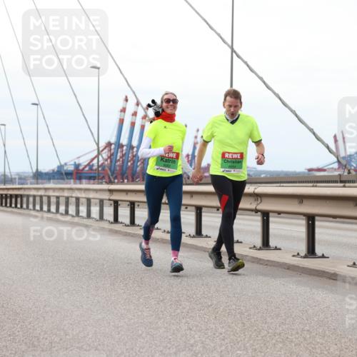 03.10.2025 - Köhlbrandbrückenlauf Lena Gebhardt http://msf.ph/oto/9132655 03.10.2025 16:12:26 Position 2 9082, 9084 meine-sportfotos.de