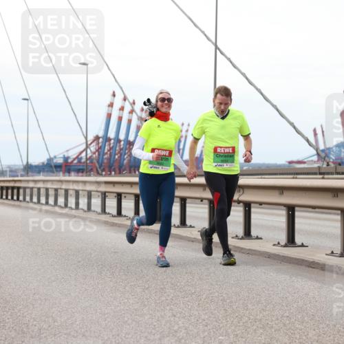 03.10.2025 - Köhlbrandbrückenlauf Lena Gebhardt http://msf.ph/oto/9132661 03.10.2025 16:12:26 Position 2 9082, 9084 meine-sportfotos.de