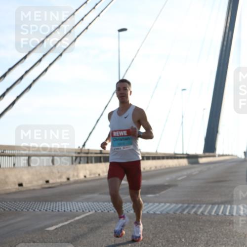 03.10.2025 - Köhlbrandbrückenlauf Yannick Fuchs http://msf.ph/oto/9132665 03.10.2025 08:18:19 Position 1 1013 meine-sportfotos.de