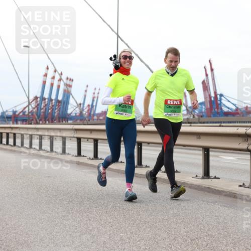 03.10.2025 - Köhlbrandbrückenlauf Lena Gebhardt http://msf.ph/oto/9132669 03.10.2025 16:12:27 Position 2 9082, 9084 meine-sportfotos.de