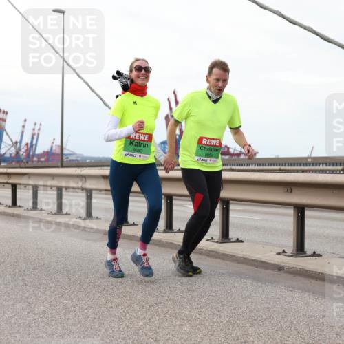 03.10.2025 - Köhlbrandbrückenlauf Lena Gebhardt http://msf.ph/oto/9132675 03.10.2025 16:12:28 Position 2 9082, 9084 meine-sportfotos.de