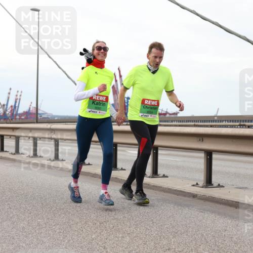 03.10.2025 - Köhlbrandbrückenlauf Lena Gebhardt http://msf.ph/oto/9132680 03.10.2025 16:12:28 Position 2 9084, 9082 meine-sportfotos.de