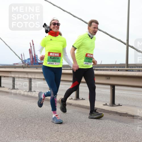 03.10.2025 - Köhlbrandbrückenlauf Lena Gebhardt http://msf.ph/oto/9132682 03.10.2025 16:12:28 Position 2 9082, 9084 meine-sportfotos.de