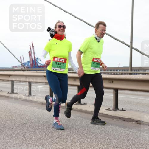 03.10.2025 - Köhlbrandbrückenlauf Lena Gebhardt http://msf.ph/oto/9132687 03.10.2025 16:12:28 Position 2 9084, 9082 meine-sportfotos.de