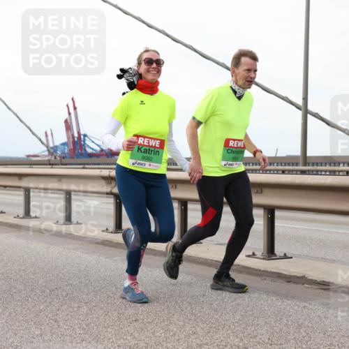 03.10.2025 - Köhlbrandbrückenlauf Lena Gebhardt http://msf.ph/oto/9132691 03.10.2025 16:12:28 Position 2 9082, 9084 meine-sportfotos.de