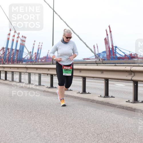 03.10.2025 - Köhlbrandbrückenlauf Lena Gebhardt http://msf.ph/oto/9132697 03.10.2025 16:12:33 Position 2  meine-sportfotos.de
