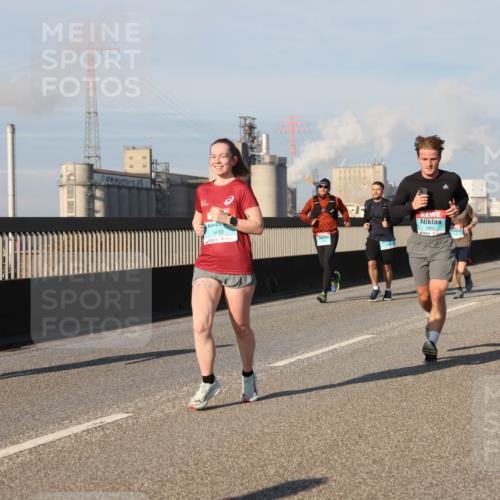 03.10.2025 - Köhlbrandbrückenlauf Lena Gebhardt http://msf.ph/oto/9132776 03.10.2025 09:50:40 Position 2 1410, 1402 meine-sportfotos.de