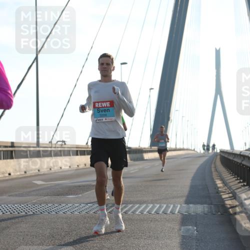 03.10.2025 - Köhlbrandbrückenlauf Yannick Fuchs http://msf.ph/oto/9132860 03.10.2025 08:19:24 Position 1 3203, 3209 meine-sportfotos.de