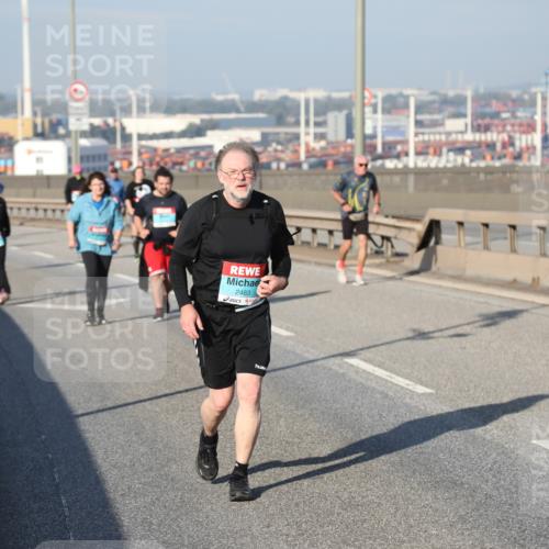 03.10.2025 - Köhlbrandbrückenlauf Yannick Fuchs http://msf.ph/oto/9132875 03.10.2025 09:05:16 Position 2 2483 meine-sportfotos.de