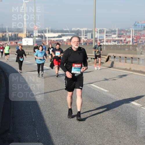 03.10.2025 - Köhlbrandbrückenlauf Yannick Fuchs http://msf.ph/oto/9132881 03.10.2025 09:05:16 Position 2 2483 meine-sportfotos.de