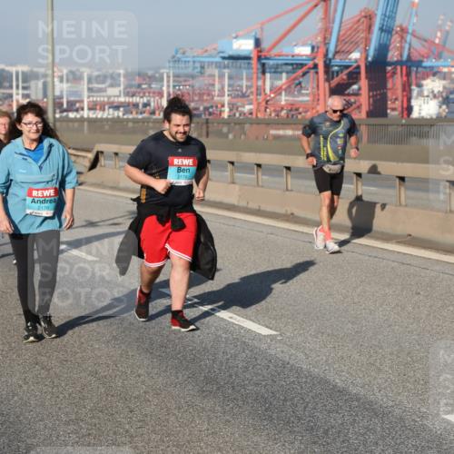 03.10.2025 - Köhlbrandbrückenlauf Yannick Fuchs http://msf.ph/oto/9132975 03.10.2025 09:05:24 Position 2 2178, 2179 meine-sportfotos.de