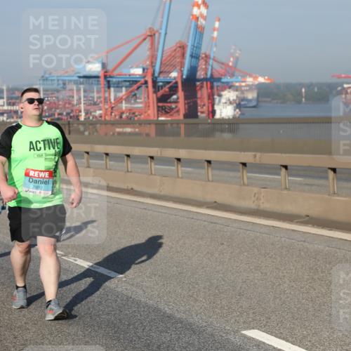 03.10.2025 - Köhlbrandbrückenlauf Yannick Fuchs http://msf.ph/oto/9133147 03.10.2025 09:05:41 Position 2 2992, 12 meine-sportfotos.de