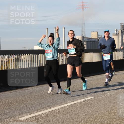 03.10.2025 - Köhlbrandbrückenlauf Lena Gebhardt http://msf.ph/oto/9133200 03.10.2025 09:51:05 Position 2 3362, 3361 meine-sportfotos.de