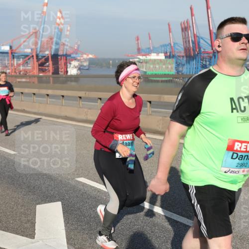 03.10.2025 - Köhlbrandbrückenlauf Yannick Fuchs http://msf.ph/oto/9133213 03.10.2025 09:05:44 Position 2 2992 meine-sportfotos.de