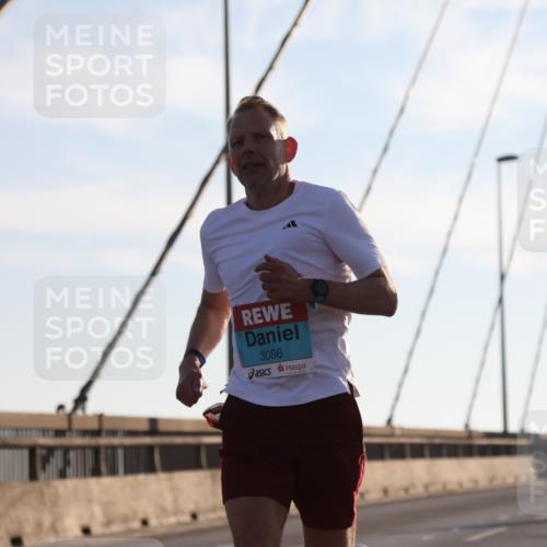 03.10.2025 - Köhlbrandbrückenlauf Yannick Fuchs http://msf.ph/oto/9133564 03.10.2025 08:20:31 Position 1 3086 meine-sportfotos.de
