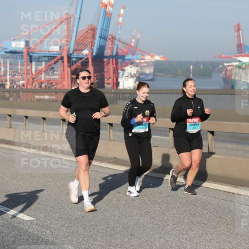 03.10.2025 - Köhlbrandbrückenlauf Yannick Fuchs http://msf.ph/oto/9133709 03.10.2025 09:06:32 Position 2 3103, 3098 meine-sportfotos.de