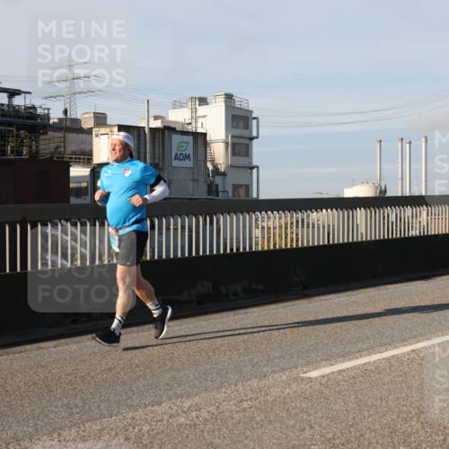 03.10.2025 - Köhlbrandbrückenlauf Lena Gebhardt http://msf.ph/oto/9133879 03.10.2025 09:51:53 Position 2  meine-sportfotos.de