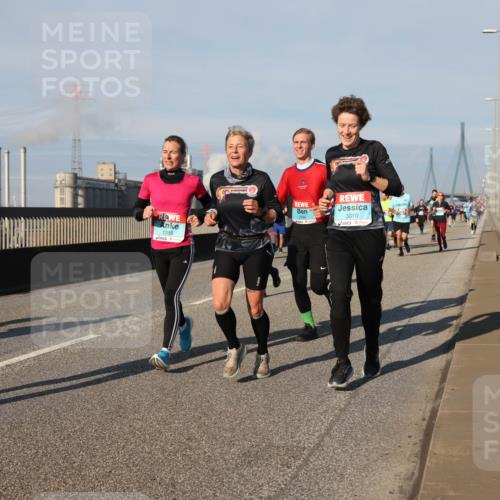 03.10.2025 - Köhlbrandbrückenlauf Lena Gebhardt http://msf.ph/oto/9133951 03.10.2025 09:52:03 Position 2 1355, 2560, 3010 meine-sportfotos.de