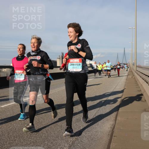 03.10.2025 - Köhlbrandbrückenlauf Lena Gebhardt http://msf.ph/oto/9133969 03.10.2025 09:52:04 Position 2 2, 1355, 3010 meine-sportfotos.de