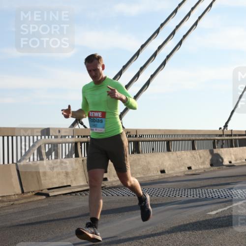 03.10.2025 - Köhlbrandbrückenlauf Yannick Fuchs http://msf.ph/oto/9134539 03.10.2025 08:21:43 Position 1 1462 meine-sportfotos.de