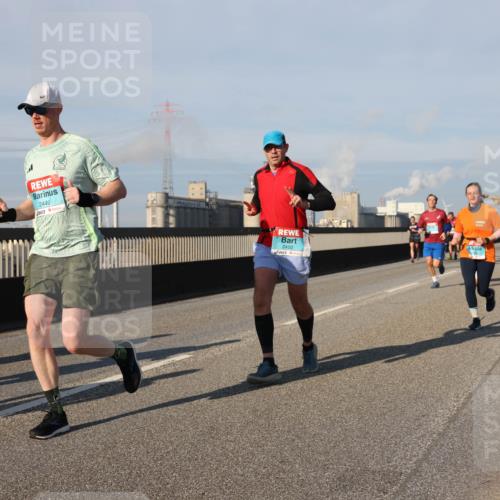 03.10.2025 - Köhlbrandbrückenlauf Lena Gebhardt http://msf.ph/oto/9134602 03.10.2025 09:52:46 Position 2 2449, 2450 meine-sportfotos.de