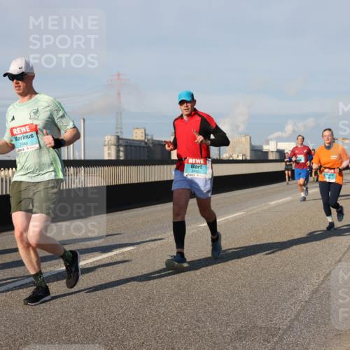 03.10.2025 - Köhlbrandbrückenlauf Lena Gebhardt http://msf.ph/oto/9134605 03.10.2025 09:52:46 Position 2 2449, 2450 meine-sportfotos.de