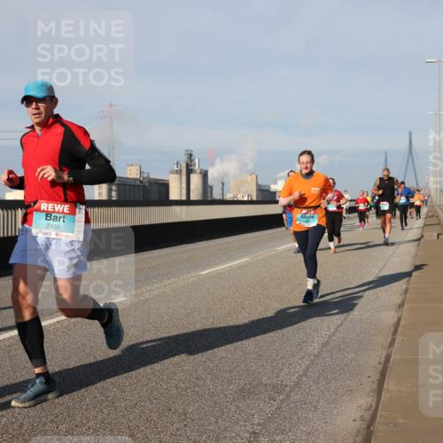 03.10.2025 - Köhlbrandbrückenlauf Lena Gebhardt http://msf.ph/oto/9134620 03.10.2025 09:52:47 Position 2 2450, 1858 meine-sportfotos.de