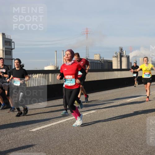 03.10.2025 - Köhlbrandbrückenlauf Lena Gebhardt http://msf.ph/oto/9134745 03.10.2025 09:52:54 Position 2 3524, 3202 meine-sportfotos.de