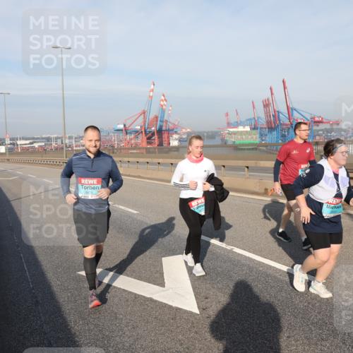 03.10.2025 - Köhlbrandbrückenlauf Yannick Fuchs http://msf.ph/oto/9134749 03.10.2025 09:10:30 Position 2 3474, 3477 meine-sportfotos.de