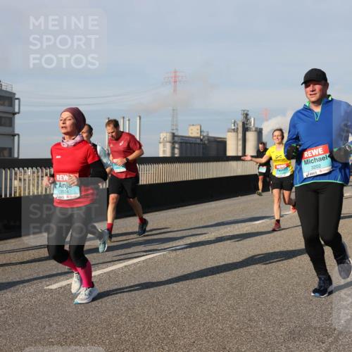 03.10.2025 - Köhlbrandbrückenlauf Lena Gebhardt http://msf.ph/oto/9134750 03.10.2025 09:52:55 Position 2 3068, 3524, 3202 meine-sportfotos.de