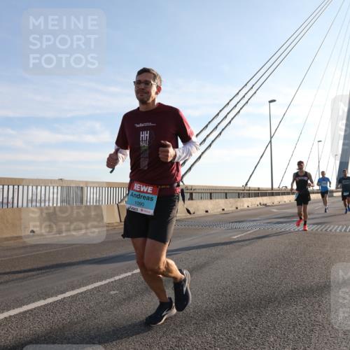 03.10.2025 - Köhlbrandbrückenlauf Yannick Fuchs http://msf.ph/oto/9134781 03.10.2025 08:21:57 Position 1 1090, 3 meine-sportfotos.de
