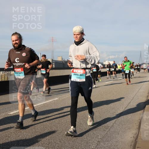 03.10.2025 - Köhlbrandbrückenlauf Lena Gebhardt http://msf.ph/oto/9134863 03.10.2025 09:53:03 Position 2 2786, 1544 meine-sportfotos.de