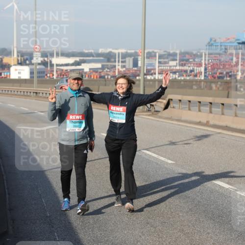 03.10.2025 - Köhlbrandbrückenlauf Yannick Fuchs http://msf.ph/oto/9134977 03.10.2025 09:13:21 Position 2 2692, 2691 meine-sportfotos.de