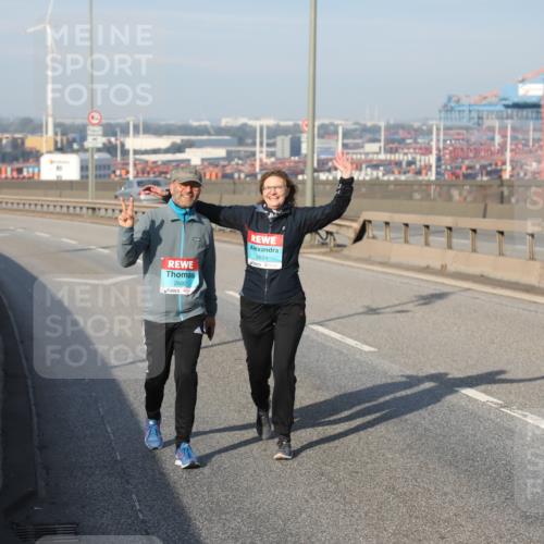 03.10.2025 - Köhlbrandbrückenlauf Yannick Fuchs http://msf.ph/oto/9134982 03.10.2025 09:13:21 Position 2 2692, 2691 meine-sportfotos.de