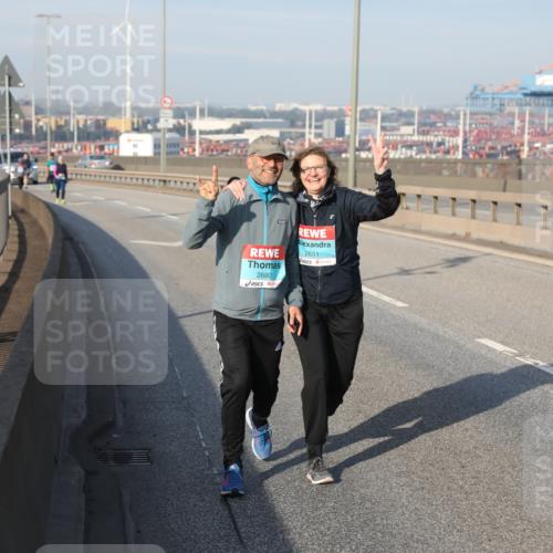 03.10.2025 - Köhlbrandbrückenlauf Yannick Fuchs http://msf.ph/oto/9134999 03.10.2025 09:13:23 Position 2 2691, 2692 meine-sportfotos.de