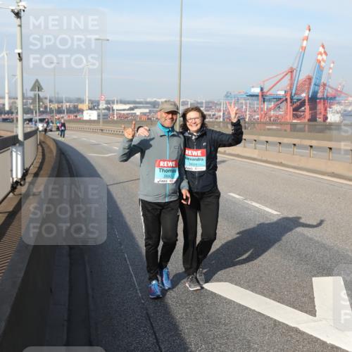 03.10.2025 - Köhlbrandbrückenlauf Yannick Fuchs http://msf.ph/oto/9135020 03.10.2025 09:13:24 Position 2 2692, 2691 meine-sportfotos.de