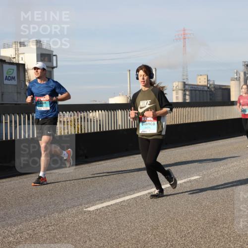 03.10.2025 - Köhlbrandbrückenlauf Lena Gebhardt http://msf.ph/oto/9135241 03.10.2025 09:53:24 Position 2 2471 meine-sportfotos.de