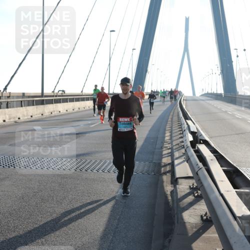03.10.2025 - Köhlbrandbrückenlauf Yannick Fuchs http://msf.ph/oto/9135380 03.10.2025 08:22:39 Position 1 1421 meine-sportfotos.de