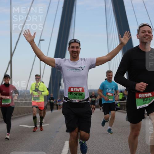 03.10.2025 - Köhlbrandbrückenlauf Jannik Wohlers http://msf.ph/oto/9135423 03.10.2025 15:24:11 Position 1 36, 9416, 9417, 2 meine-sportfotos.de
