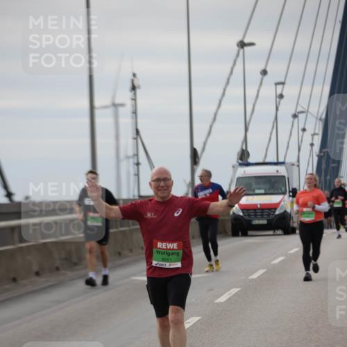 03.10.2025 - Köhlbrandbrückenlauf Jannik Wohlers http://msf.ph/oto/9135454 03.10.2025 16:06:19 Position 1 8561 meine-sportfotos.de