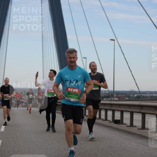 03.10.2025 - Köhlbrandbrückenlauf Jannik Wohlers http://msf.ph/oto/9135477 03.10.2025 15:24:13 Position 1 9377 meine-sportfotos.de