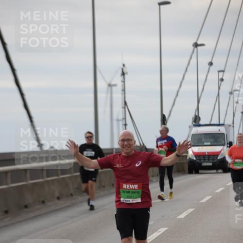03.10.2025 - Köhlbrandbrückenlauf Jannik Wohlers http://msf.ph/oto/9135496 03.10.2025 16:06:20 Position 1 8561 meine-sportfotos.de