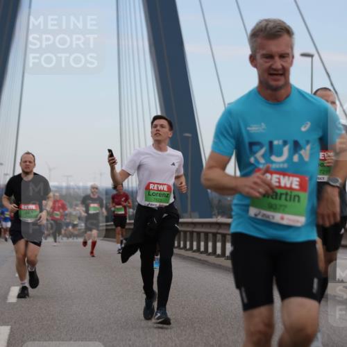 03.10.2025 - Köhlbrandbrückenlauf Jannik Wohlers http://msf.ph/oto/9135503 03.10.2025 15:24:14 Position 1 7522, 9077, 103, 7219 meine-sportfotos.de