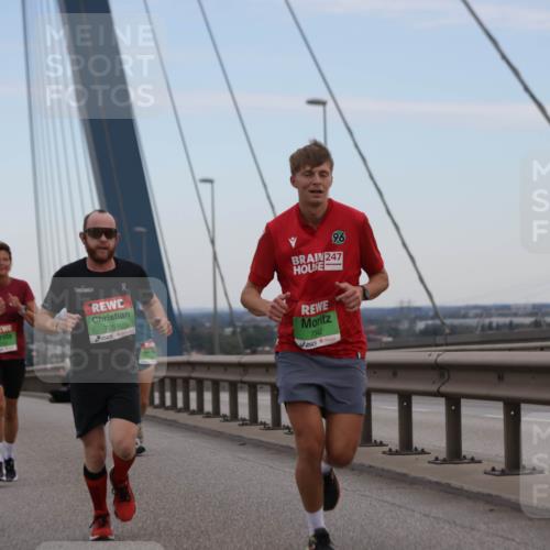 03.10.2025 - Köhlbrandbrückenlauf Jannik Wohlers http://msf.ph/oto/9135725 03.10.2025 15:24:19 Position 1 7057, 96, 70, 247, 7259, 7342, 9632 meine-sportfotos.de