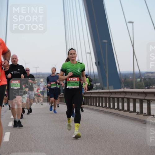 03.10.2025 - Köhlbrandbrückenlauf Jannik Wohlers http://msf.ph/oto/9136033 03.10.2025 15:24:28 Position 1 91, 8886, 7455 meine-sportfotos.de