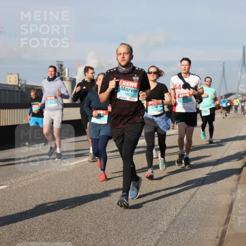 03.10.2025 - Köhlbrandbrückenlauf Lena Gebhardt http://msf.ph/oto/9136185 03.10.2025 09:54:05 Position 2 18, 44, 1921, 1331 meine-sportfotos.de