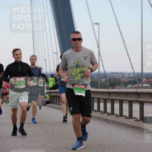 03.10.2025 - Köhlbrandbrückenlauf Jannik Wohlers http://msf.ph/oto/9136191 03.10.2025 15:24:32 Position 1 10, 9489, 7485 meine-sportfotos.de